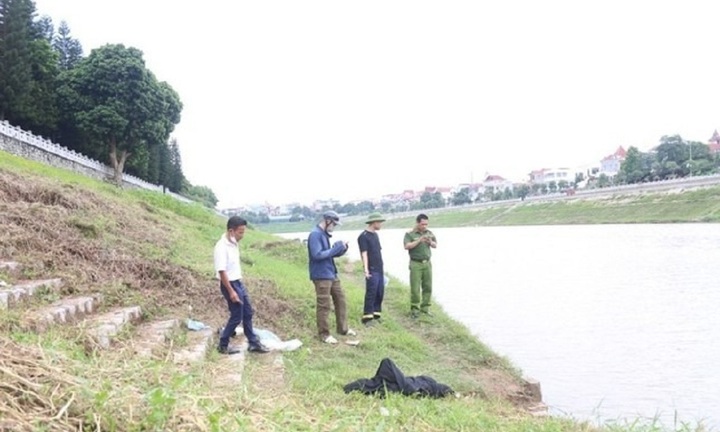 Tìm thấy thi thể người đàn ông nhảy cầu Đông Kinh, trước ngực có hình xăm