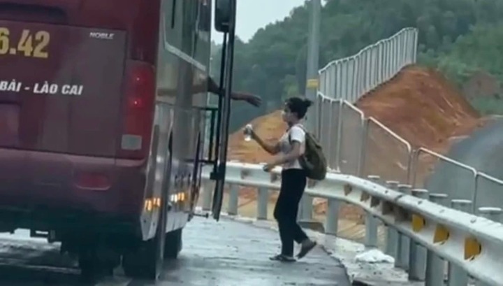 Đón khách trên cao tốc, tài xế xe khách bị phạt 11 triệu, tước bằng lái 3 tháng