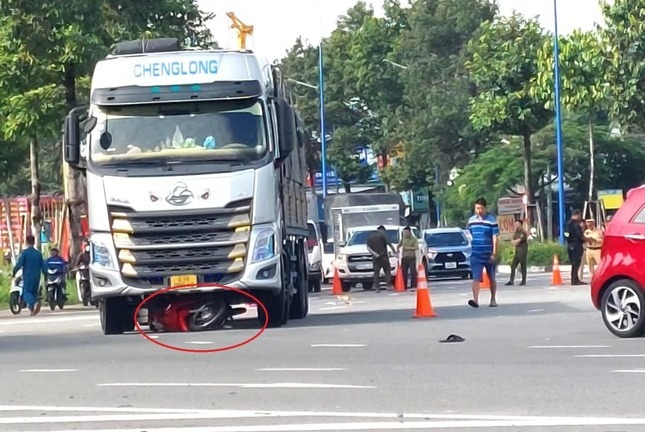 Va chạm với xe tải, cụ ông bị kéo lê hơn 10m, tử vong thương tâm 