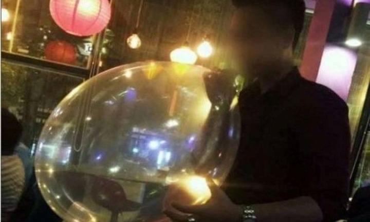 Hít bóng cười, nam thanh niên luôn hoang tưởng có người ám hại mình