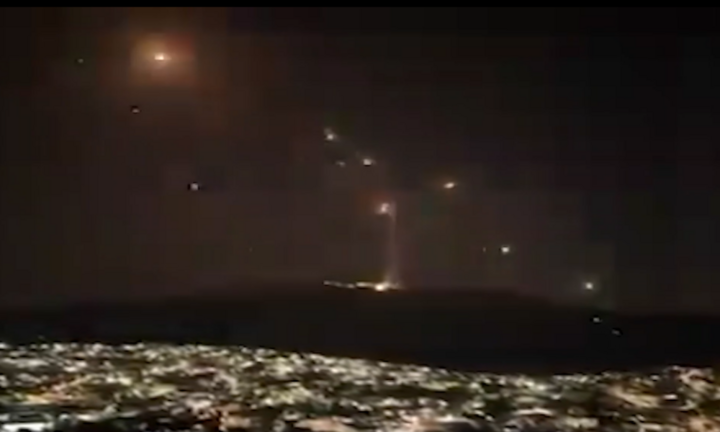 Cận cảnh loạt rocket của Hezbollah nổ như pháo hoa trên bầu trời đêm ở Israel