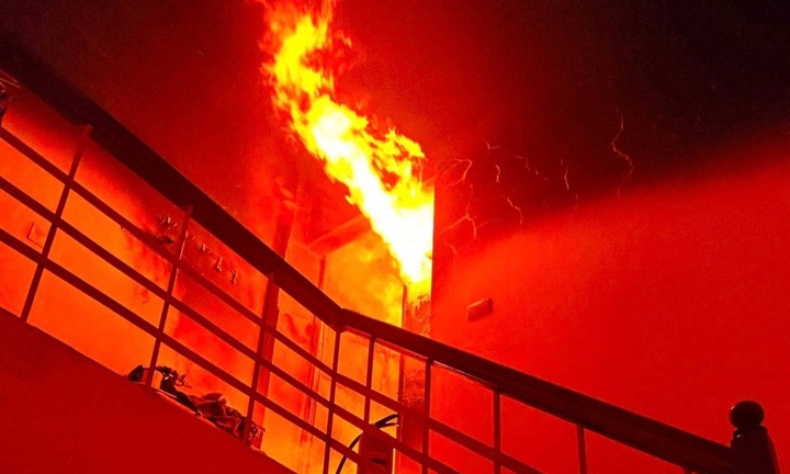 Hà Nội: Cháy quán tẩm quất 3 tầng trong đêm, khói bốc lên nghi ngút