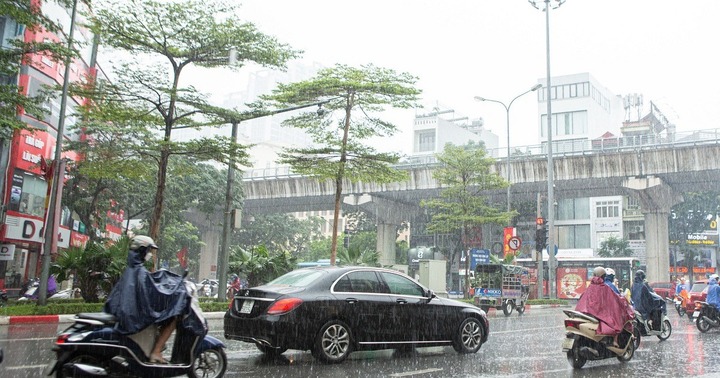 Mưa lớn khắp cả nước, miền Bắc cảnh báo có mưa dông kèm lốc, sét