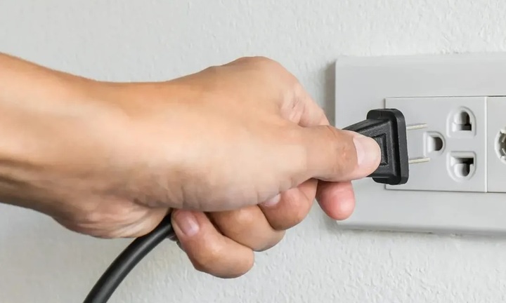 Phích cắm điện dẹt có hai lỗ tròn để làm gì?