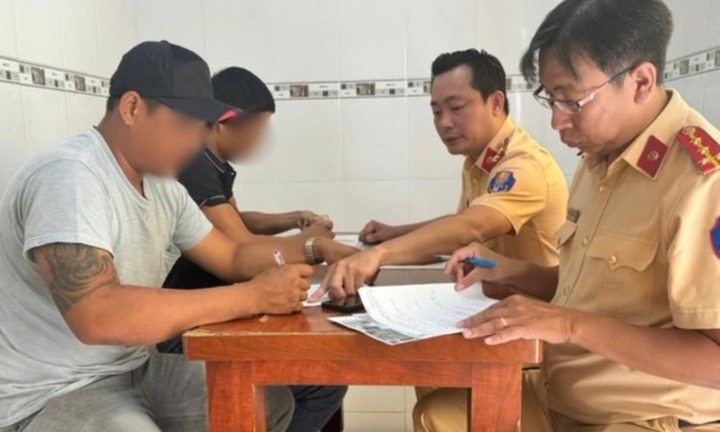 Không được nhường đường, tài xế xe tải cầm tuýp sắt