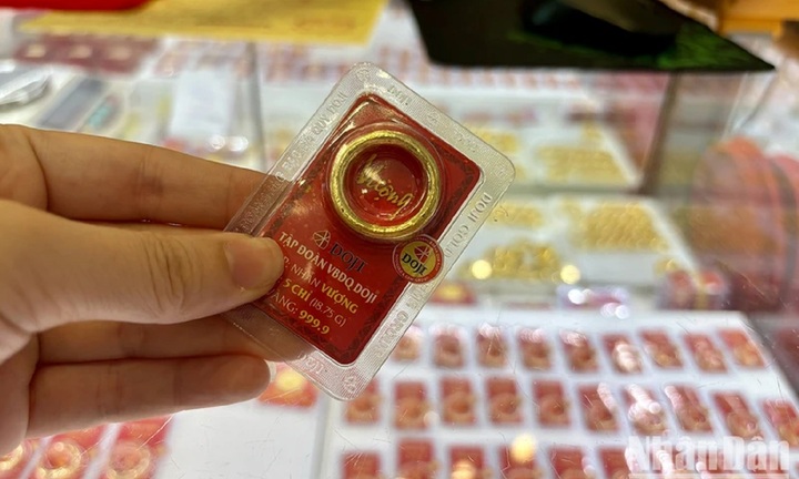 Giá vàng nhẫn tròn trơn tiếp tục lao dốc