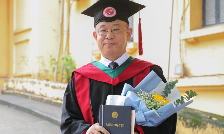 Học viên đặc biệt của Trường ĐH Việt Nhật nhận bằng thạc sĩ ở tuổi 63