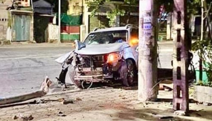 Tin tức tai nạn giao thông mới nhất ngày 22/7: Đâm vào cột điện, xe ôtô biến dạng