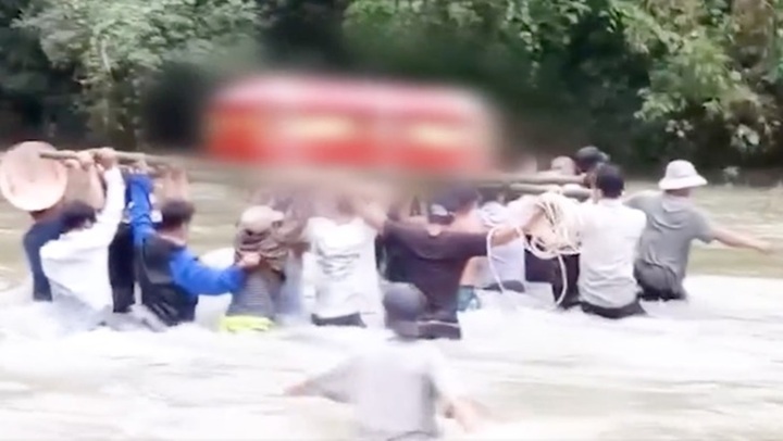 Vụ 2 người phụ nữ chết đuối ở Nghệ An: Cảm thương cảnh khiêng quan tài vượt lũ đi an táng