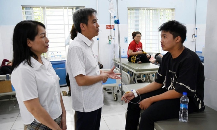 Hơn 60 công nhân nhập viện cấp cứu sau bữa cơm trưa