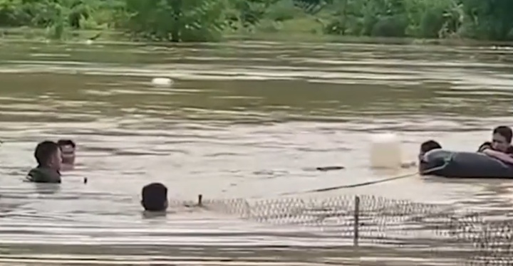 Tin tức thời sự mới ngày 25/7: Công an Sơn La cứu người mắc kẹt giữa dòng lũ