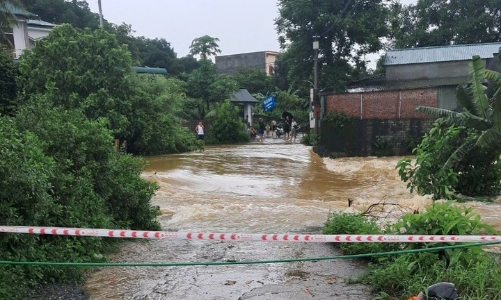 Hà Nội: Đi qua ngầm tràn, người đàn ông bị nước cuốn trôi tử vong