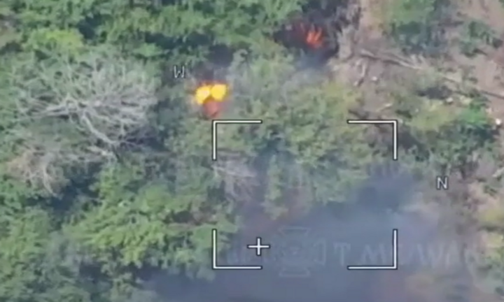 Cận cảnh UAV Nga tấn công làm nổ tung lựu pháo Ukraine “núp” trong bụi cây
