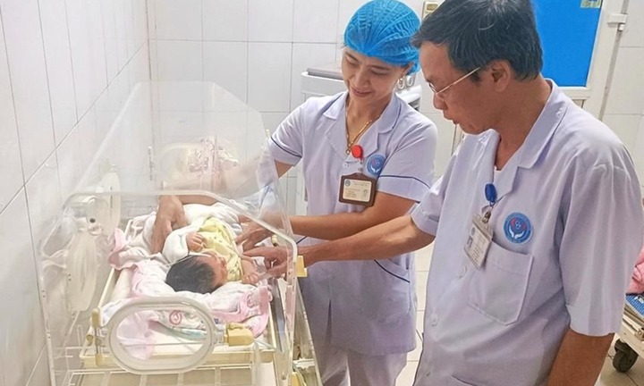 Phát hiện bé sơ sinh còn nguyên dây rốn bị bỏ trong bao tải ở bờ ruộng