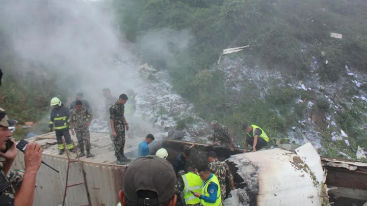 Vụ rơi máy bay chở 19 người ở Nepal: Vì sao chỉ có duy nhất một phi công sống sót?