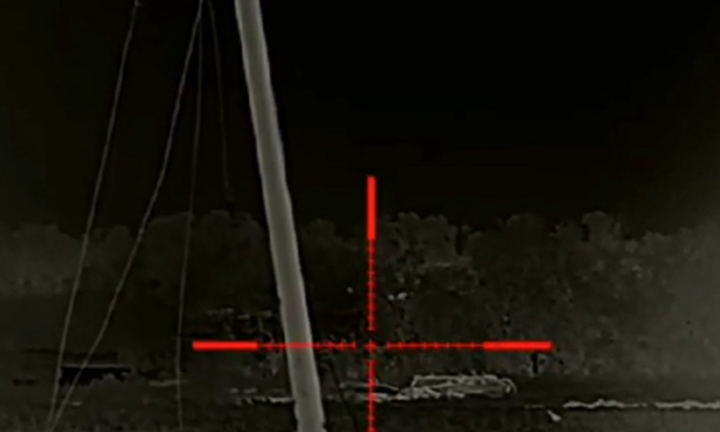 Tay súng bắn tỉa Nga băng qua bãi mình, tiêu diệt đội súng máy của Ukraine