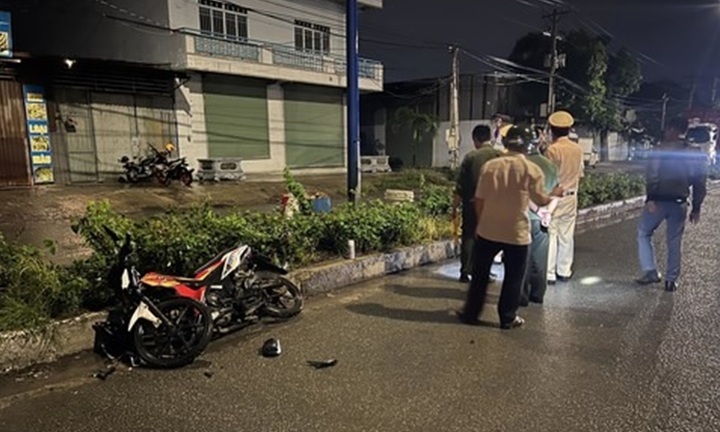 Tin tức tai nạn giao thông mới nhất ngày 26/7: Đâm vào xe đầu kéo, 1 người chết