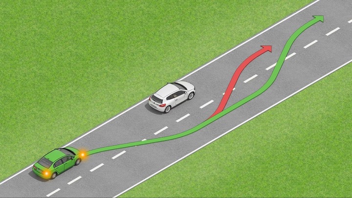 Chuyển làn đường không đúng nơi cho phép bị phạt bao nhiêu?
