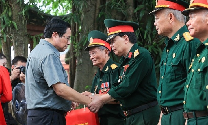 Thủ tướng tưởng niệm các Anh hùng liệt sĩ, thăm thương binh tại Thái Nguyên