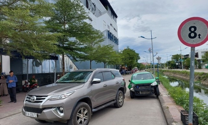 Quảng Bình: Taxi gây tai nạn liên hoàn, 6 người nhập viện