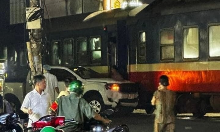 Khoảnh khắc kinh hoàng tàu hỏa va chạm xe bán tải, 2 người chết ở Đồng Nai