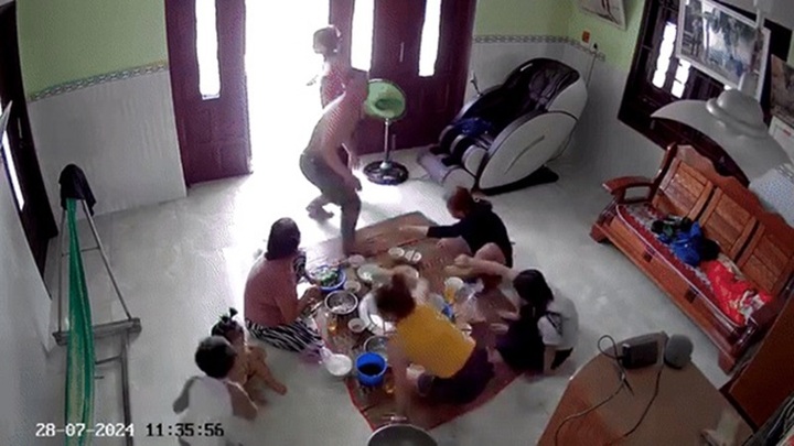 Cả nhà bỏ chạy tán loạn giữa bữa cơm, xem lại camera mới biết nguyên nhân