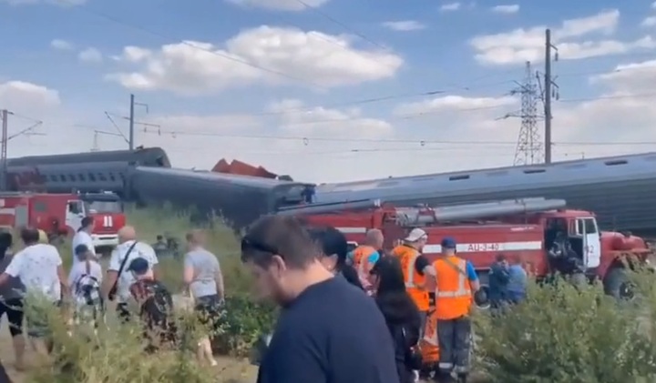 Hiện trường vụ tàu hỏa chở hơn 800 khách trật đường ray tại Nga