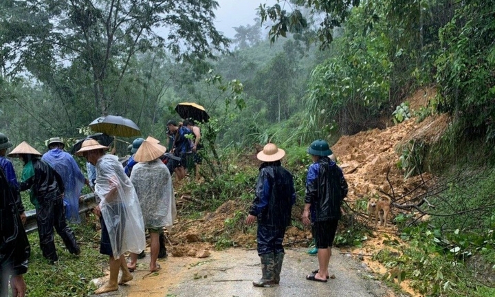 Sạt lở đất đá ở Bắc Kạn, 2 người đi xe máy may mắn thoát chết