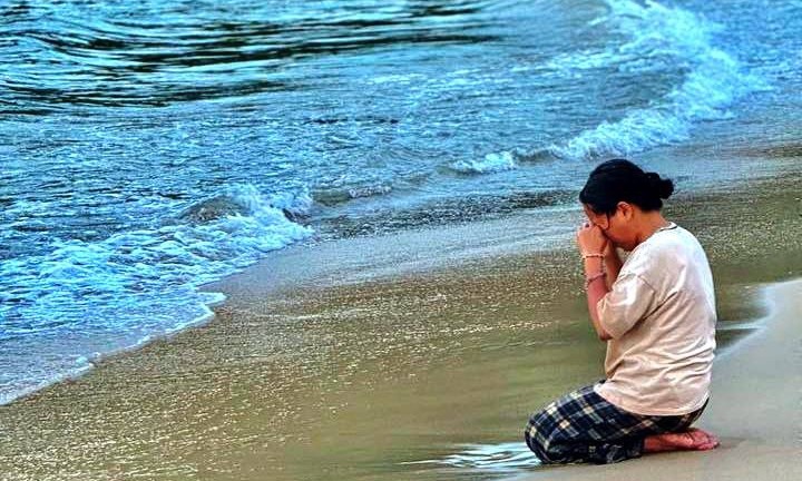 Biển vắng chứng kiến nỗi đau của người mẹ mất con