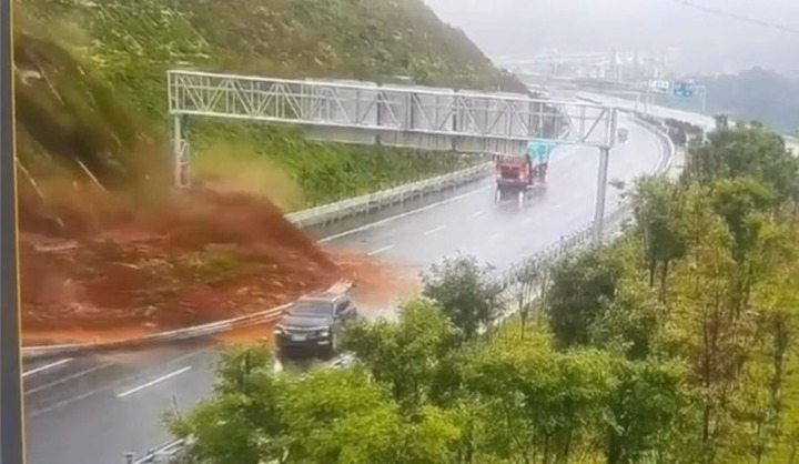 Kinh hoàng khoảnh khắc lở đất chắn ngang cao tốc, nhiều xe thoát nạn trong gang tấc