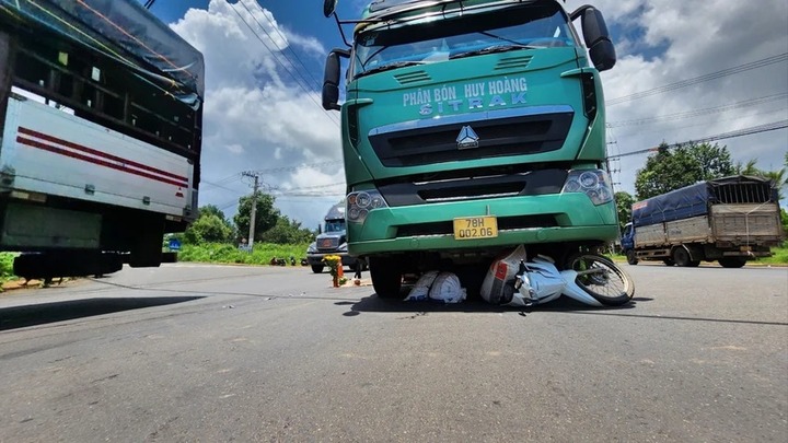Tin tức tai nạn giao thông mới nhất ngày 2/8: Đâm vào xe đầu kéo, 1 người chết