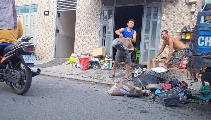 Cháy khu trọ 5 tầng, người dân leo thang sắt thoát ra ngoài