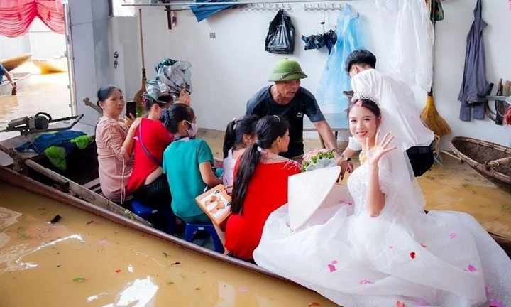 Đám cưới “bơi” trong lũ ở Chương Mỹ - Hà Nội gây sốt