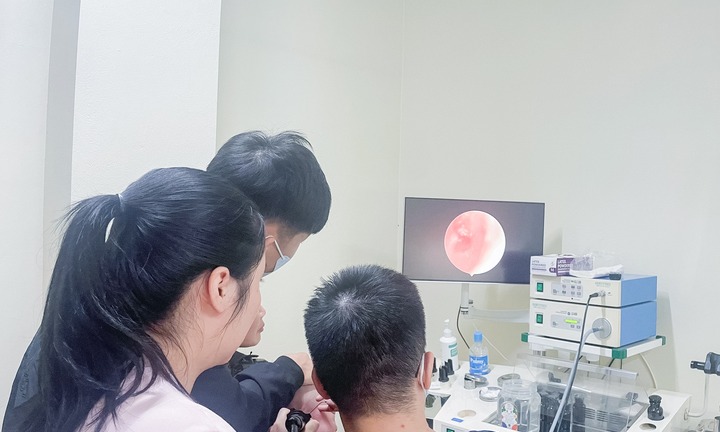 Bé trai 2 tuổi nhập viện cấp cứu sau khi được cha mẹ lấy ráy tai tại nhà