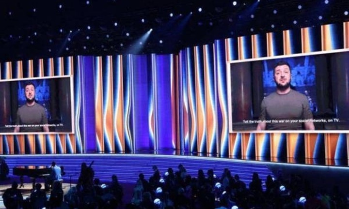 Tổng thống Ukraine bất ngờ xuất hiện tại lễ trao giải Grammy