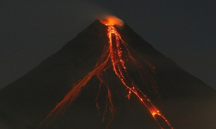 Lo ngại núi lửa Mayon phun trào, Philippines kêu gọi người dân rời khu vực nguy hiểm