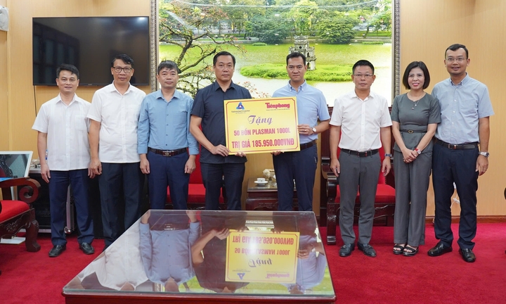 Tân Á Đại Thành cứu trợ vùng lũ: trao tặng bồn nước sạch, lan tỏa phồn vinh