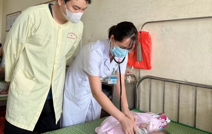 Nhiều trẻ dưới 1 tuổi mắc COVID-19, bố mẹ lầm tưởng con bị cúm