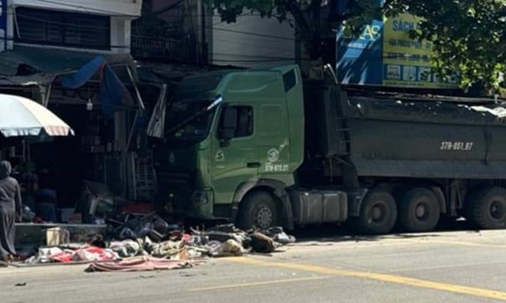 Tin tức tai nạn giao thông mới nhất ngày 6/8: Đâm vào xe đầu kéo, 1 người chết