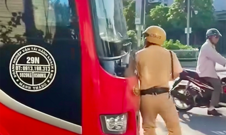 Xử phạt tài xế ô tô khách húc đẩy CSGT, tăng ga bỏ chạy ở Hải Dương