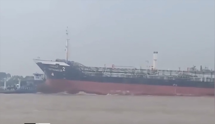 Vụ tàu hàng đâm phà chở khách, nhiều người văng xuống sông: Hé lộ nguyên nhân