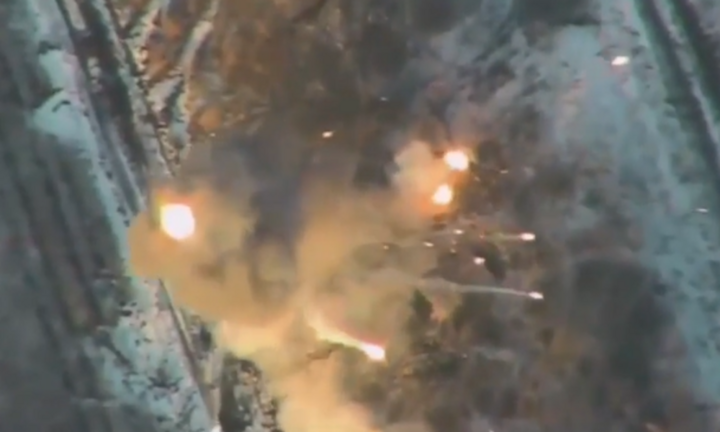 Soi khoảnh khắc UAV cảm tử Nga tập kích khiến xe phòng không Ukraine cháy rụi