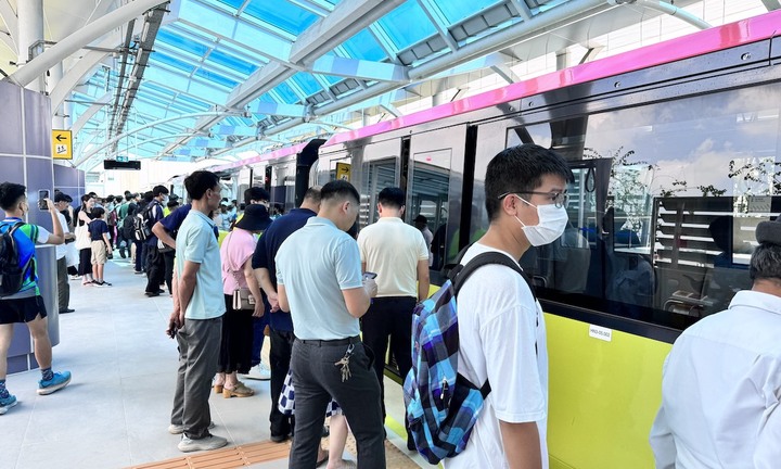 Hơn 12.000 lượt hành khách sử dụng metro Nhổn - Ga Hà Nội sau 7h khai thác