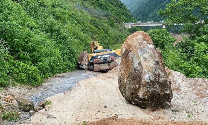 Tài xế máy xúc bị tảng đá lớn lăn từ trên núi xuống, đè tử vong