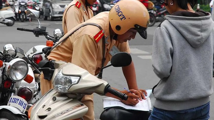 Có thể đến nộp phạt sớm hơn ngày hẹn trong biên bản vi phạm không?