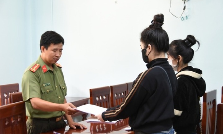 Livestream đường dẫn có nội dung cấm, 2 cô gái bị xử phạt