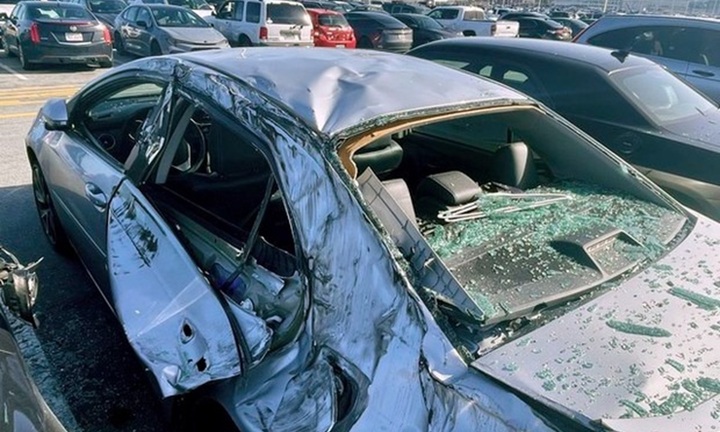 Khoảnh khắc máy bay chở 249 người rơi lốp khi vừa cất cánh, ô tô bên dưới vỡ cửa sổ