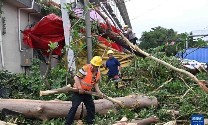 Khung cảnh tan hoang sau trận lốc xoáy khiến 38 người thương vong ở Trung Quốc