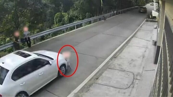 “Dạy” con tự qua đường 1 mình, người mẹ ngã quỵ khi chứng kiến điều đau lòng