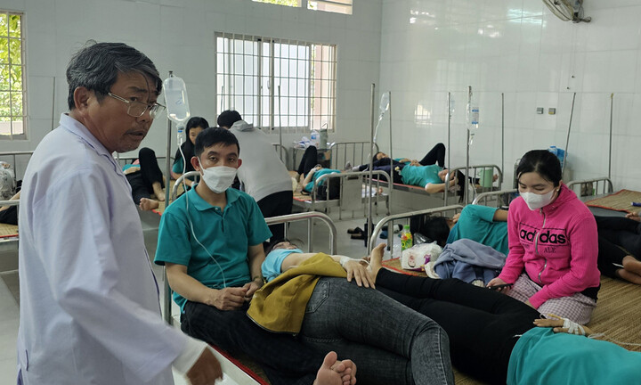 Vĩnh Long: Hơn 100 công nhân nhập viện sau bữa cơm trưa